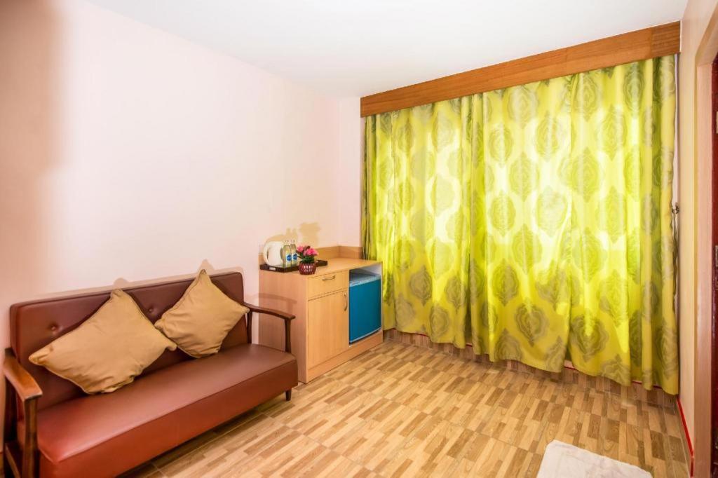 Oyo 343 Wanna Marine Hotel Patong Ngoại thất bức ảnh