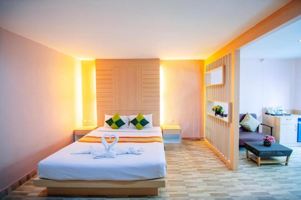 Oyo 343 Wanna Marine Hotel Patong Ngoại thất bức ảnh