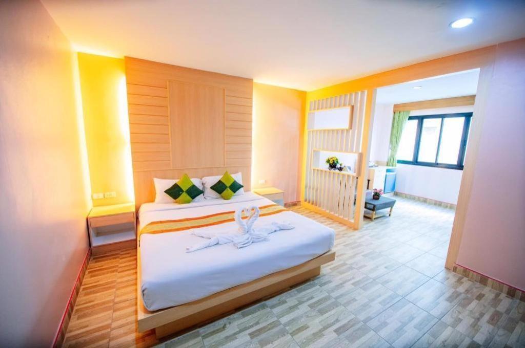 Oyo 343 Wanna Marine Hotel Patong Ngoại thất bức ảnh